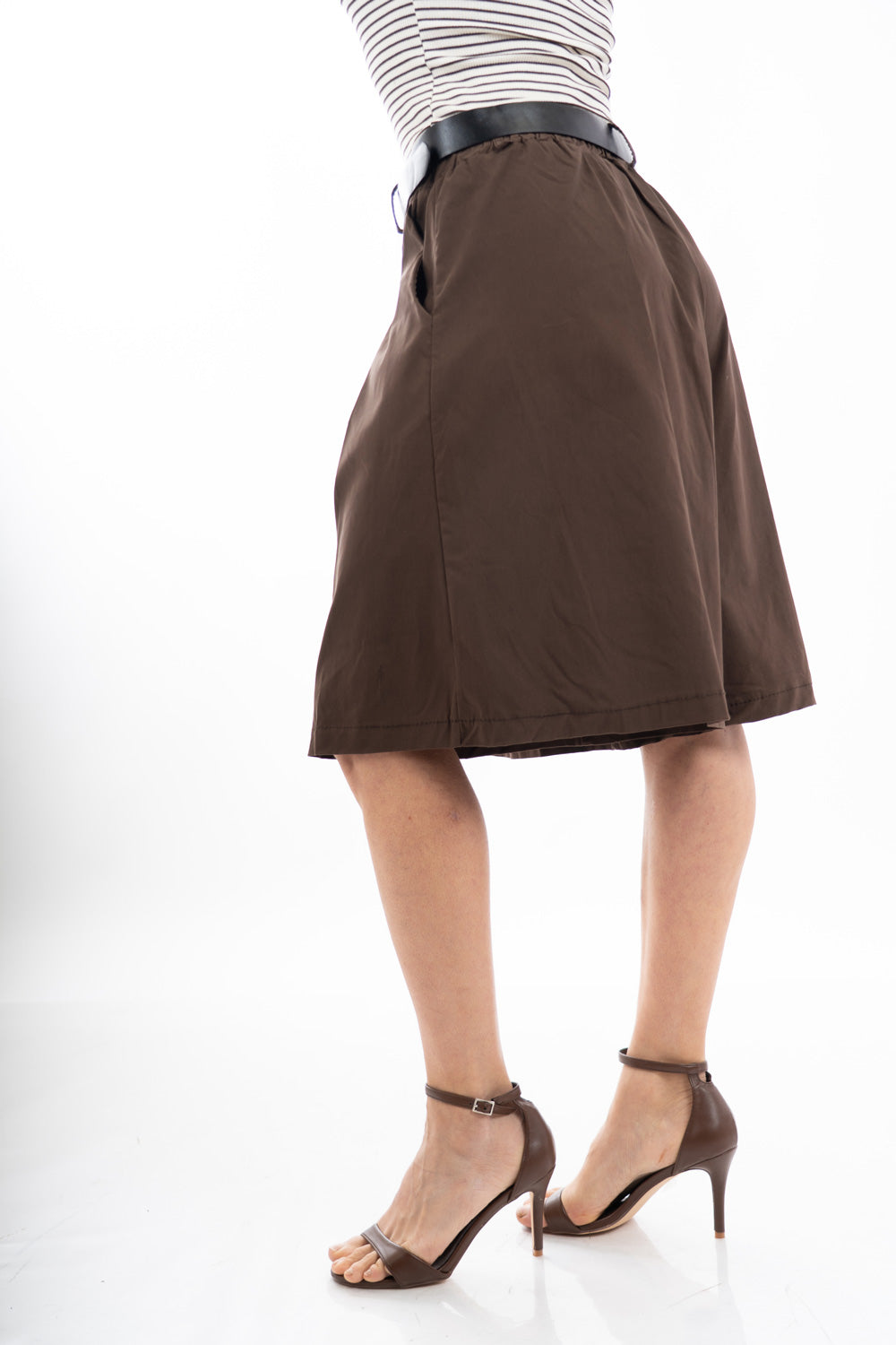 modella indossando Bermuda ampio con pinces in tela morbida elasticizzata e cintura colore