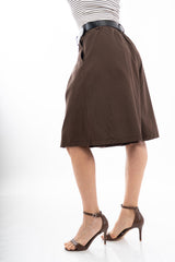 modella indossando Bermuda ampio con pinces in tela morbida elasticizzata e cintura colore