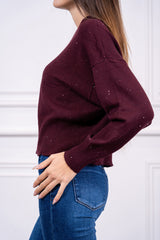 modella indossando Maglia Lumira girocollo alto con micropaillettes colore