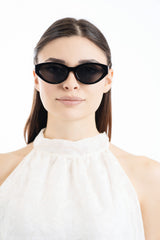 modella indossando Occhiali da sole cat-eye con montatura spessa UV400 colore Nero