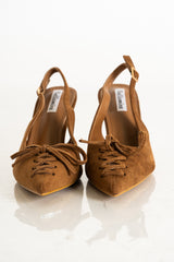 modella indossando Sandalo slingback con lacci e tacco a spillo in camoscio – cuoio colore