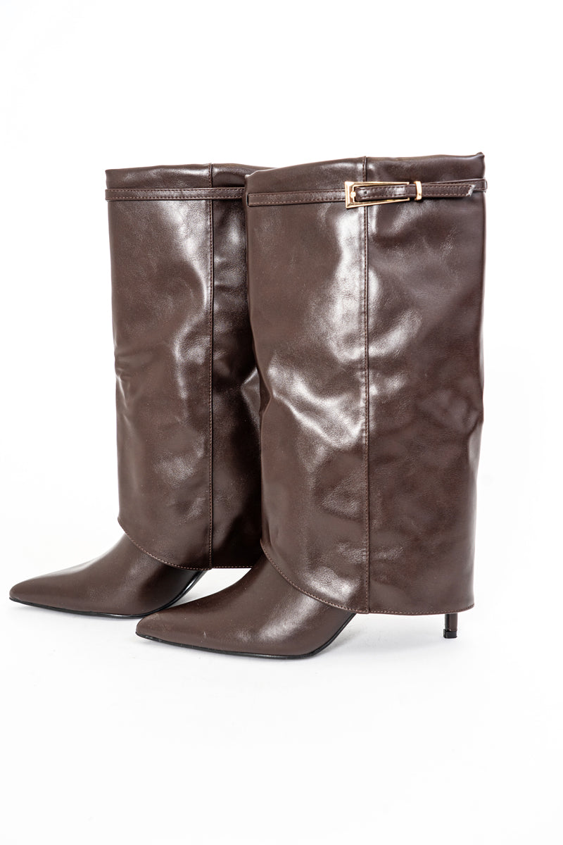 Stivali alti risvoltati in ecopelle marrone con fibbia dorata e tacco 8cm