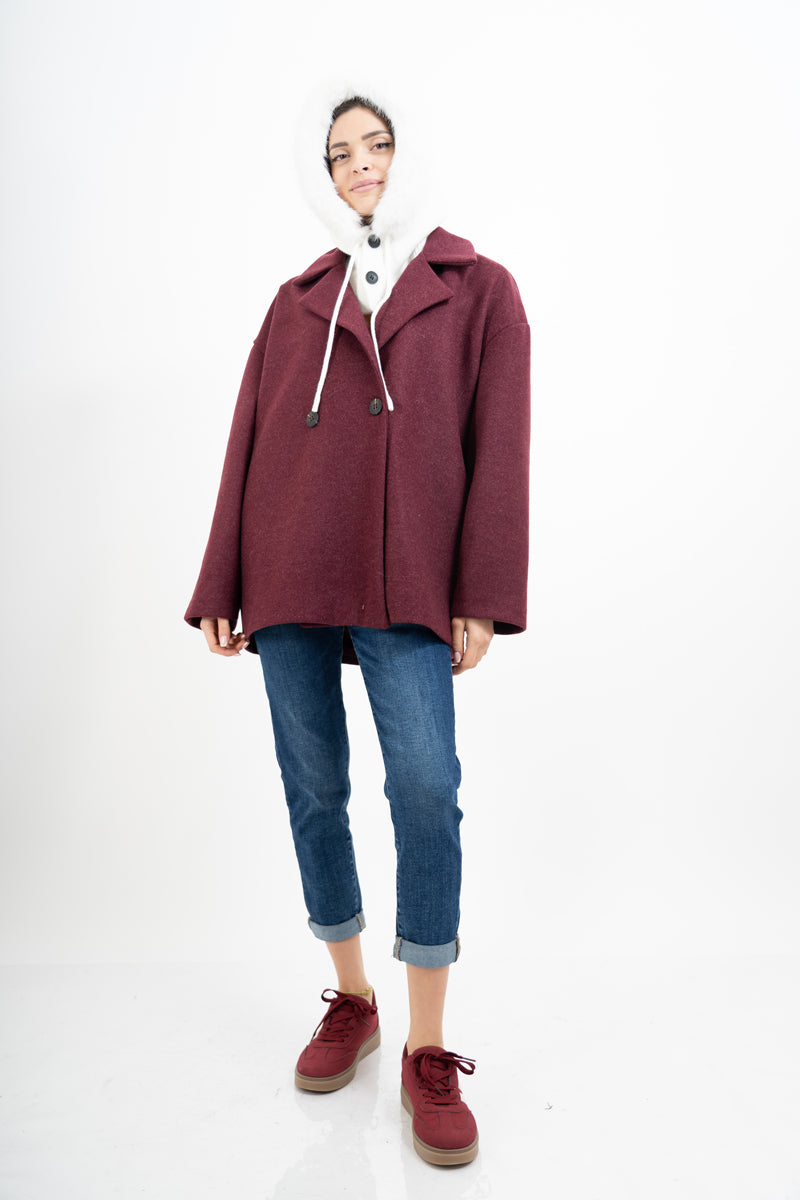 modella indossando Cappotto corto doppiopetto in panno morbido colore BORDEAUX Unica