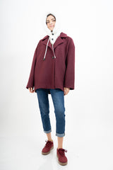 modella indossando Cappotto corto doppiopetto in panno morbido colore BORDEAUX Unica