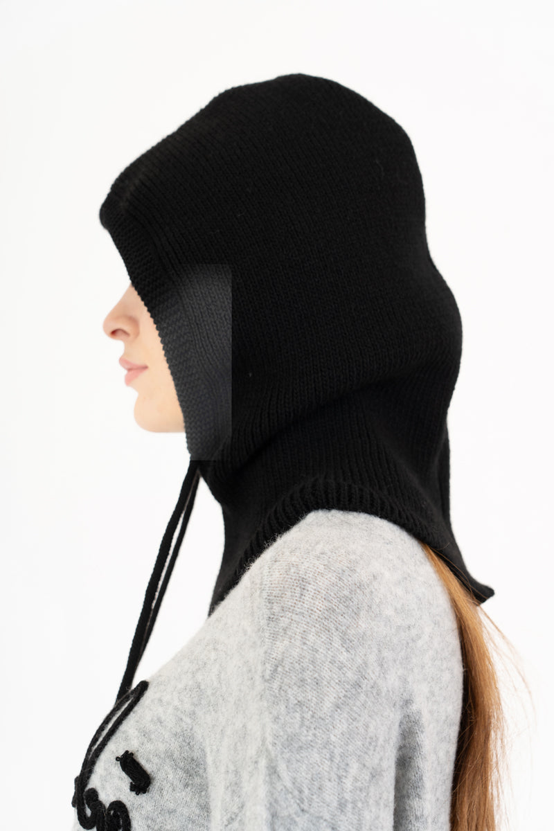 modella indossando Balaclava in maglia con coulisse regolabile Made in Italy colore