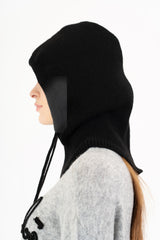 modella indossando Balaclava in maglia con coulisse regolabile Made in Italy colore