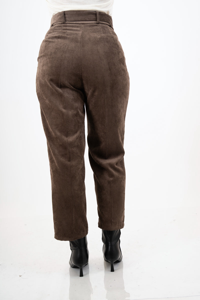 modella indossando Pantalone Velvet Line con fusciacca colore