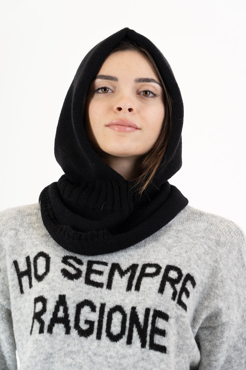 modella indossando Balaclava in maglia morbida Made in Italy colore Nero Unica