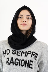 modella indossando Balaclava in maglia morbida Made in Italy colore Nero Unica