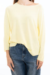 modella indossando Maglia Ampia in Misto Viscosa con Scollo Stondato colore Giallo Unica