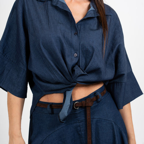 modella indossando Camicia ampia effetto chambray con manica kimono colore Denim Scuro Unica