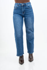 modella indossando Jeans a vita alta modello straight in denim elasticizzato colore