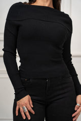 modella indossando Maglia Liora scollo Bardot colore