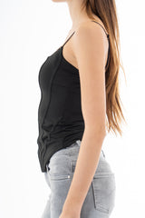 modella indossando Top effetto bustier in maglina elasticizzata con cuciture a vista e passamaneria colore