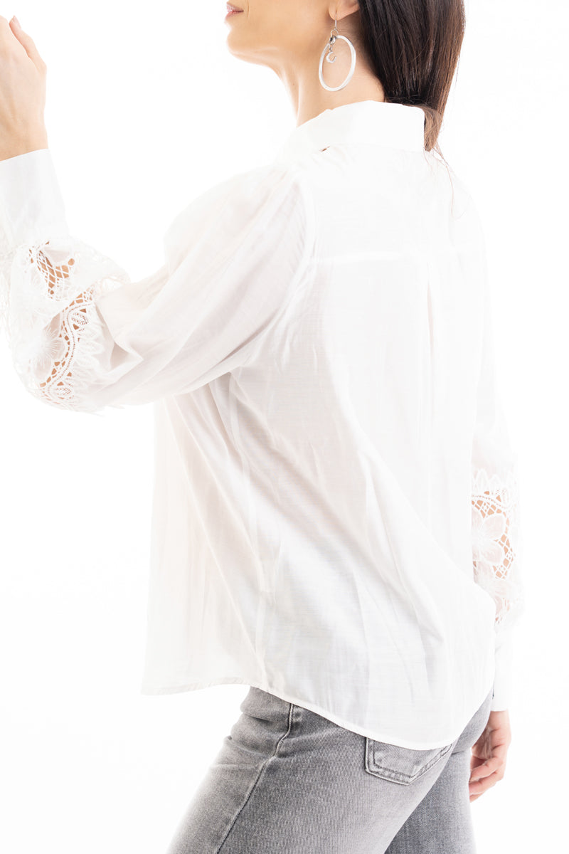 modella indossando Camicia donna in viscosa e tencel con inserti macramé e maniche a palloncino colore