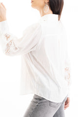modella indossando Camicia donna in viscosa e tencel con inserti macramé e maniche a palloncino colore