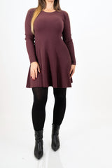 modella indossando Abito a coste in misto viscosa svasato colore Prugna Unica