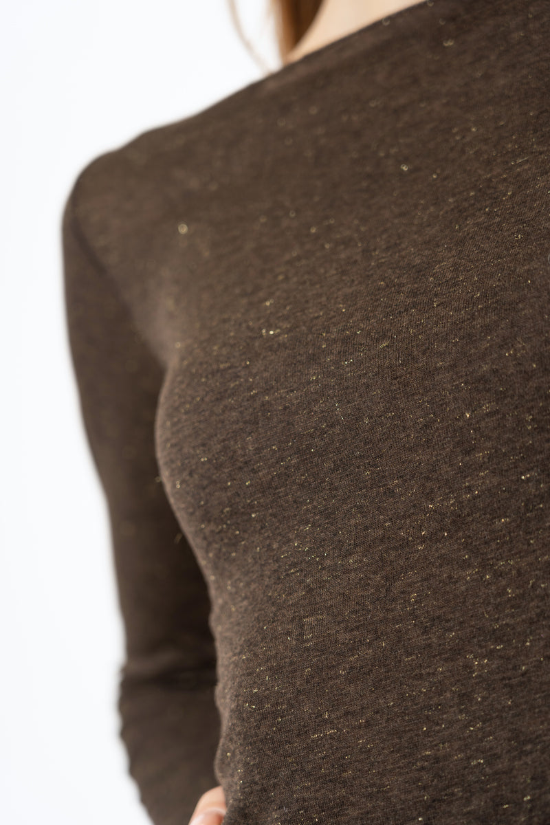 modella indossando Maglia basic girocollo in viscosa elasticizzata con filo laminato colore