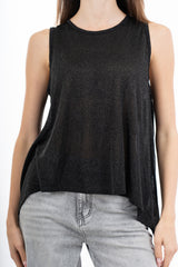 modella indossando Top smanicato in viscosa lurex leggero e semitrasparente, linea svasata e vestibilità morbida. Perfetto per look casual o eleganti. colore Nero Unica