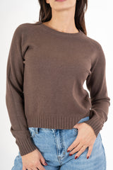 modella indossando Maglione sportivo con maniche raglan e bordo a coste colore Marrone Unica
