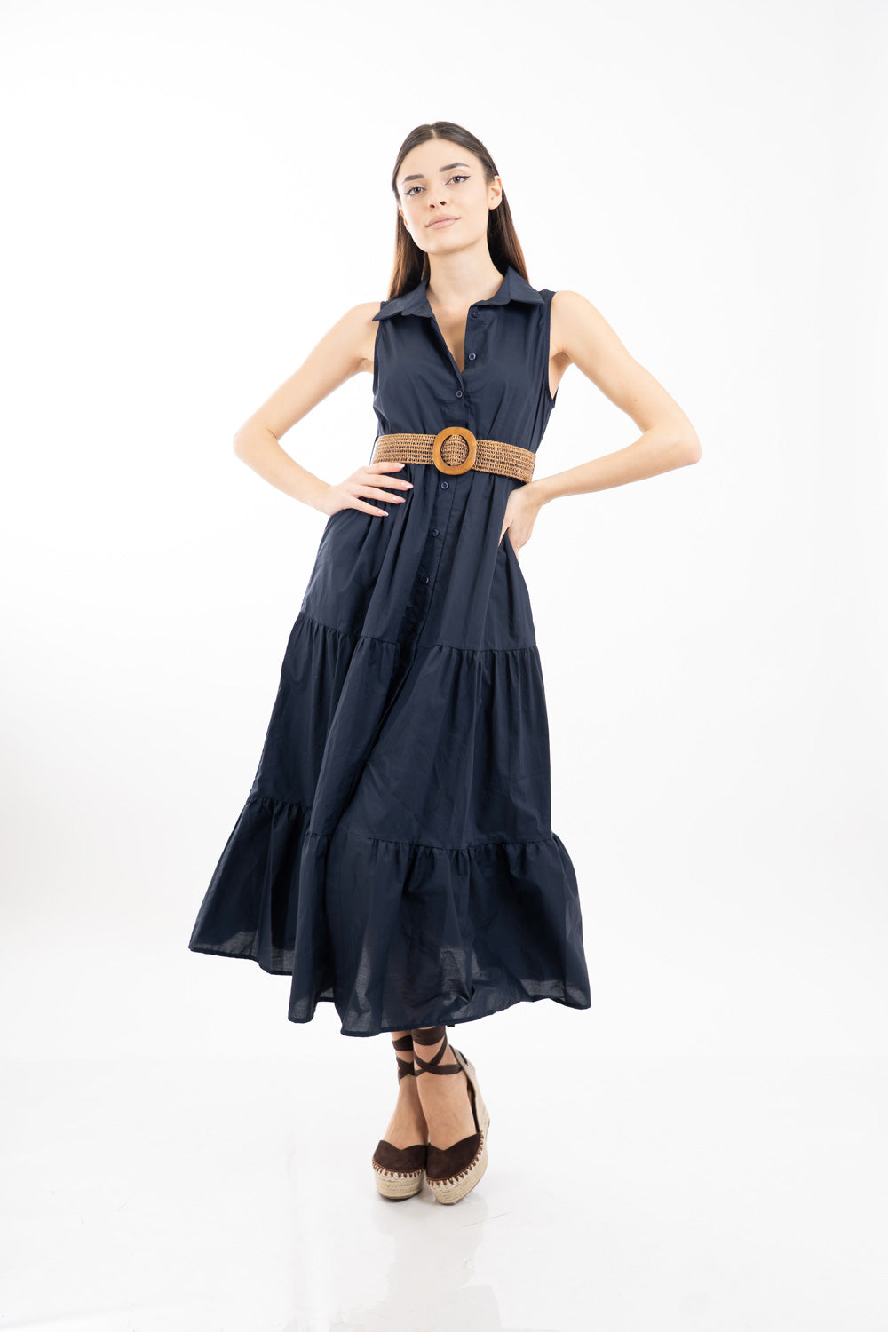 modella indossando Abito camicia lungo smanicato in cotone con balze e cintura intrecciata colore