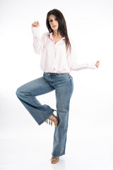 modella indossando Blusa in raso collo camicia con fondo elasticizzato colore