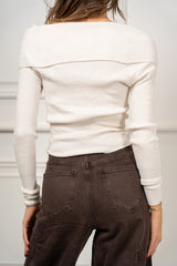 modella indossando Maglia Liora scollo Bardot colore