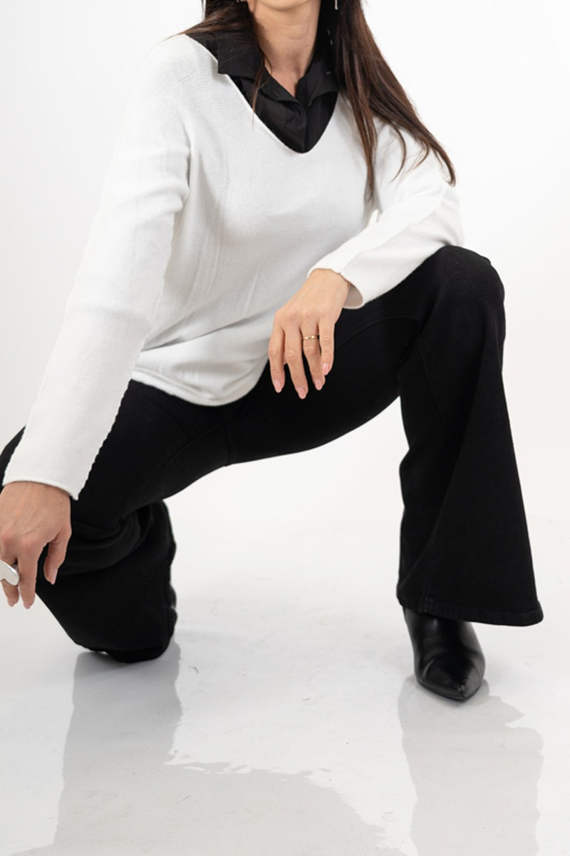 modella indossando Maglia over con scollo a V e orlo stondato in viscosa colore