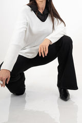 modella indossando Maglia over con scollo a V e orlo stondato in viscosa colore