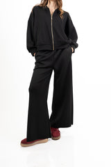 modella indossando Pantalone palazzo felpa con elastico colore Nero Unica
