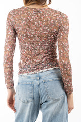 modella indossando Maglia in pizzo elasticizzato trasparente a fiori manica lunga colore