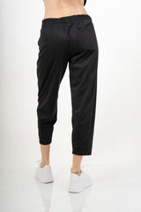 modella indossando Pantalone cropped in tessuto effetto dainetto elasticizzato colore