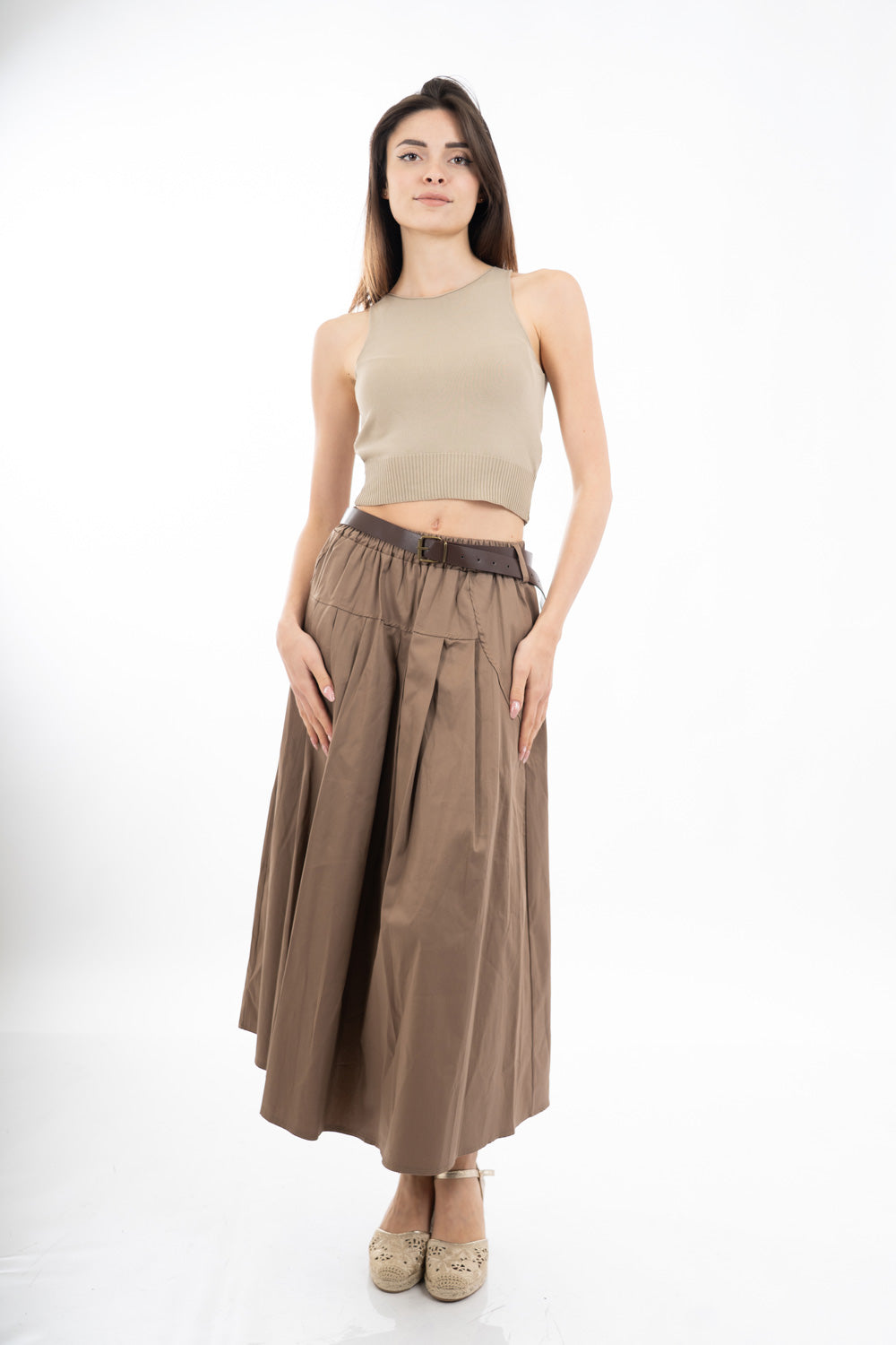 modella indossando Gonna midi con baschina e pieghe in cotone elasticizzato con cintura colore