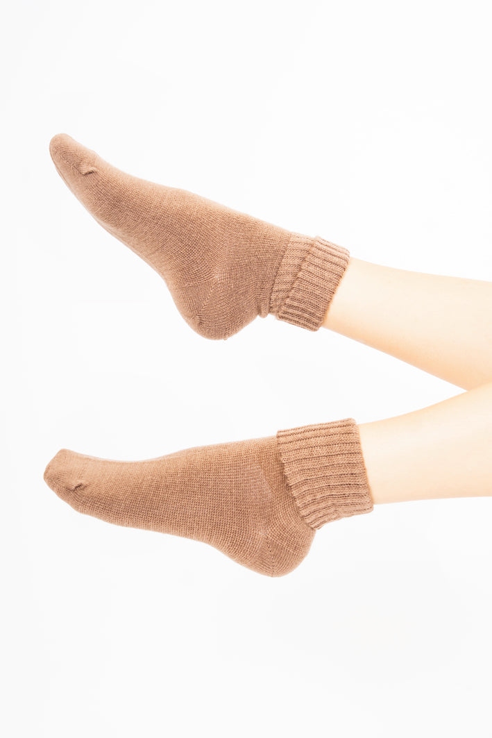 modella indossando Calze corte “Carezza” in filato morbido con bordo risvoltato colore Marrone Chiaro Unica