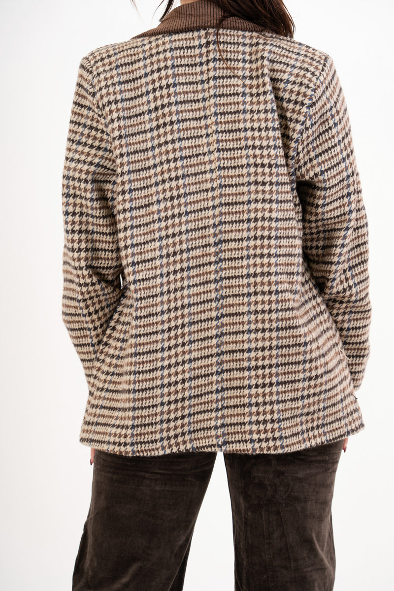 Giacca fantasia pied-de-poule con spille dorate
