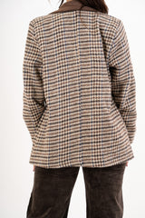 Giacca fantasia pied-de-poule con spille dorate