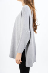 modella indossando Maglia lunga in misto viscosa con bottoni sul retro colore