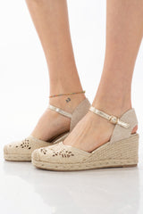 Espadrillas oro con zeppa in corda e ricamo sangallo con cinturino.