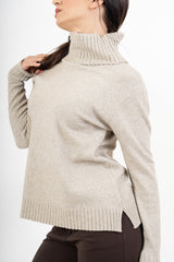modella indossando Maglione over con collo alto in filato morbido e caldo colore