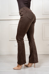 modella indossando Jeans Ravelle flare push-up Marrone colore