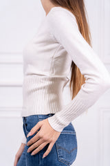 modella indossando Maglia Solenne scollo spalle colore