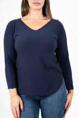 modella indossando Maglia SoftVibe in misto viscosa scollo a V colore Blu Unica