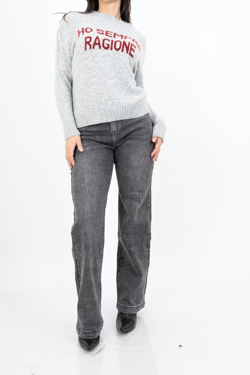 modella indossando Jeans dritto vita alta effetto used in denim elasticizzato colore