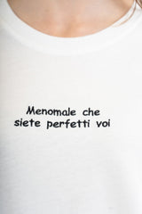 modella indossando T-shirt scritta “Meno male che siete perfette voi” colore