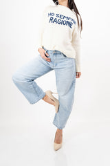 modella indossando Jeans modello barrel a gamba arrotondata in denim chiaro colore