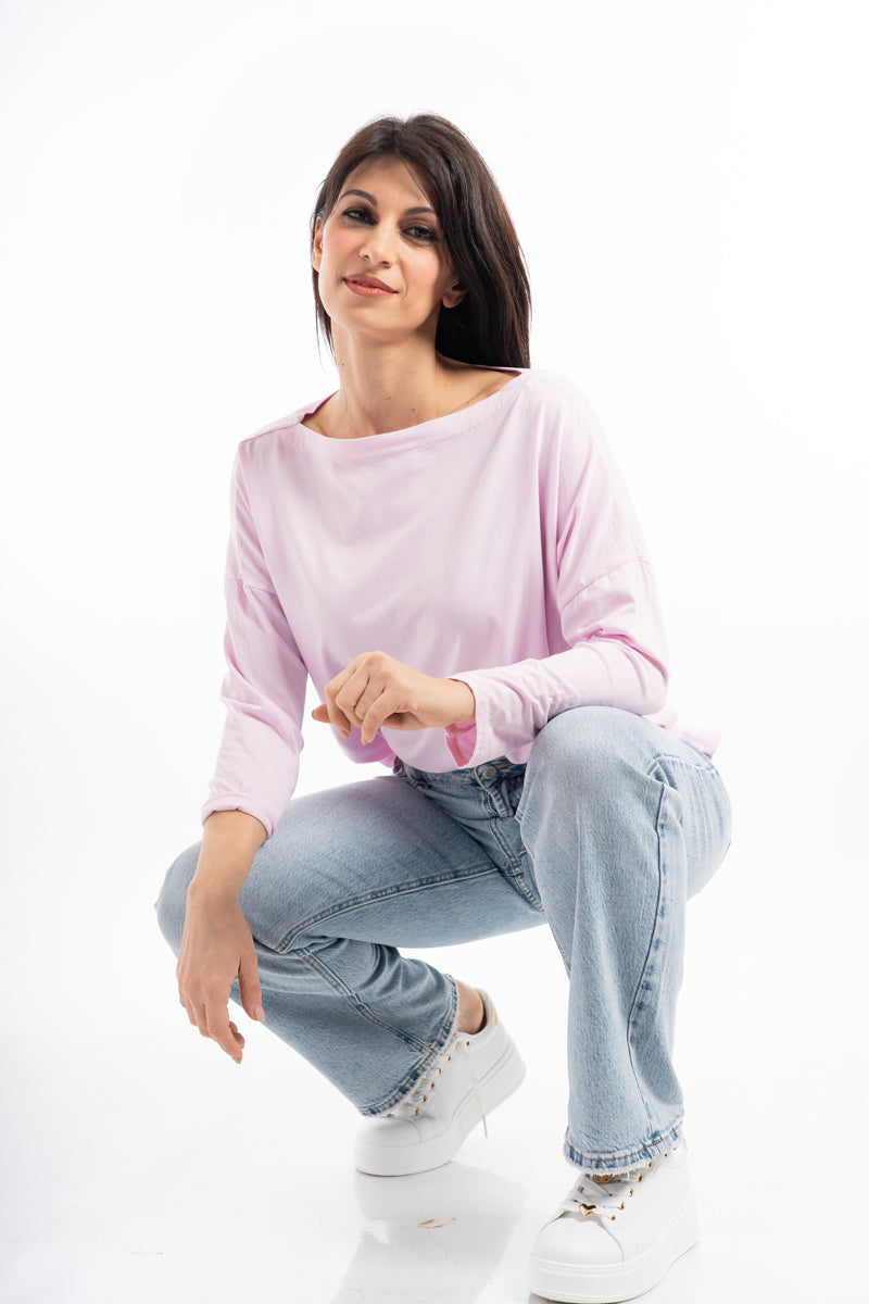 modella indossando Maglia over in cotone elasticizzato con scollo ampio e spacchi laterali colore