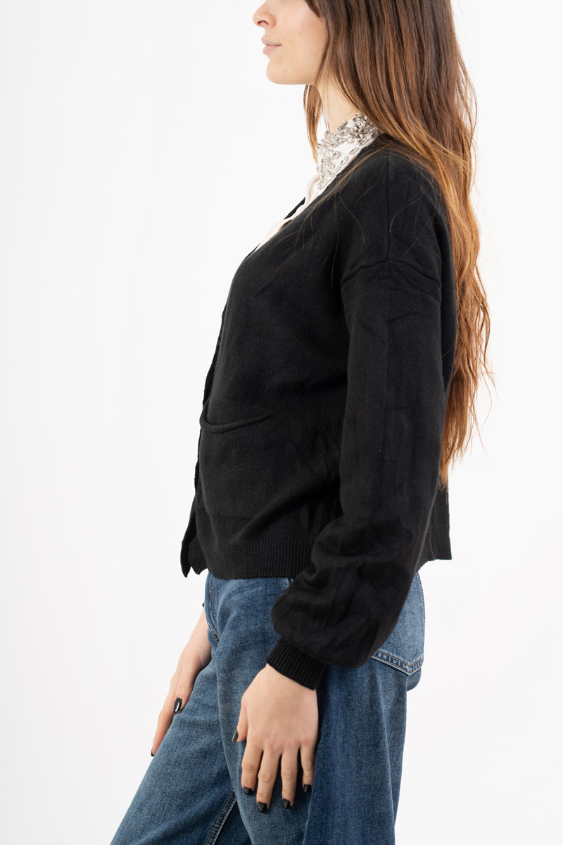 modella indossando Cardigan ampio con scollo a V e maniche a palloncino colore