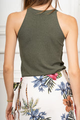modella indossando Top in Maglia Scollo Americano a Costine colore