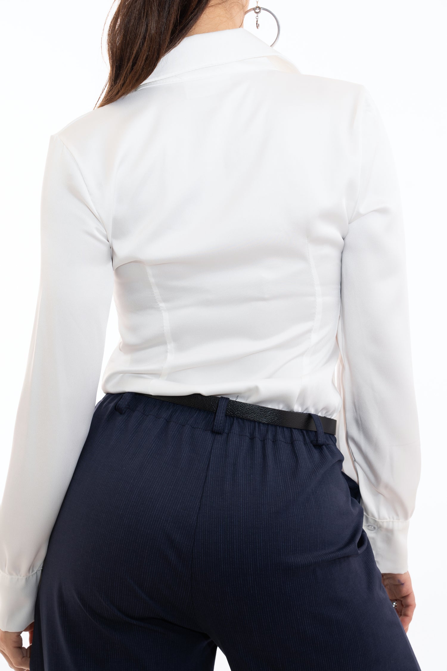 modella indossando Camicia in raso avvitata bianca colore
