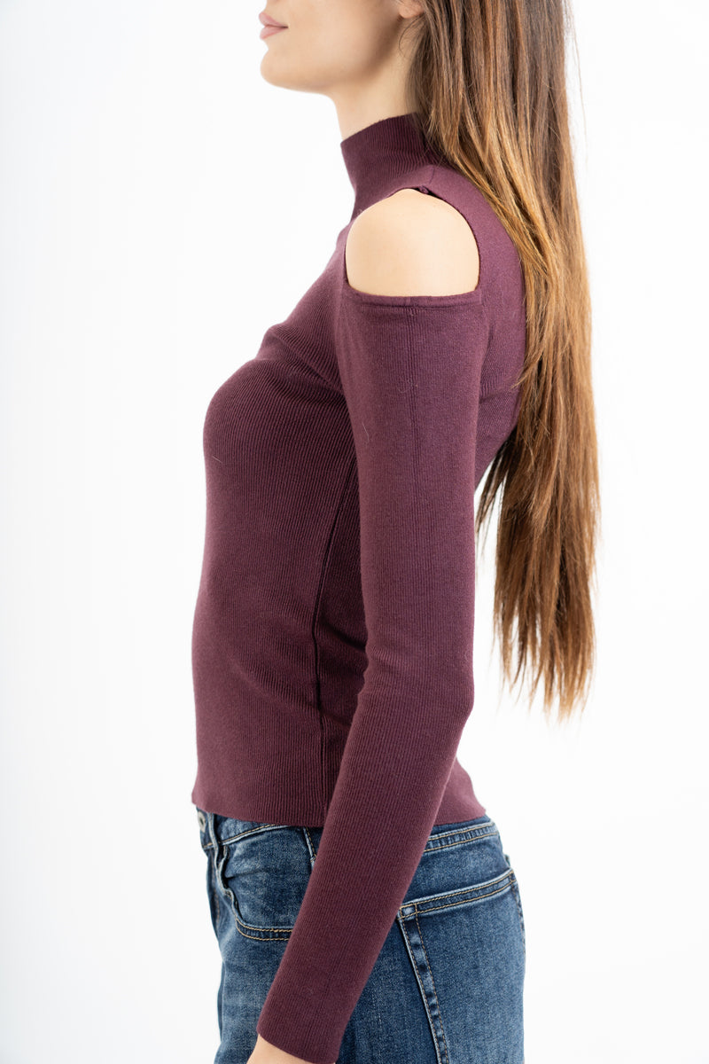 modella indossando Maglia collo vulcano con spalle scoperte in filato misto viscosa colore